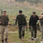 Rebeldes sirios se dirigen a la línea de frente en Ratian, al norte de Alepo, este martes.