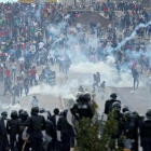Opositores y policía se enfrentan cerca del Estadio Nacional de Tegucigalpa antes de la toma de posesión del presidente de Honduras, Juan Orlando Hernández.