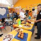 ‘Desayuno solidario’ en la guardería Mago Chalupa. L. D E LA MATA