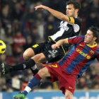 El delantero del Barcelona David Villa pugna por un balón con el defensa del Levante Miguel Robusté