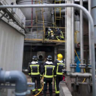 Los bomberos intervienen tras la explosión.