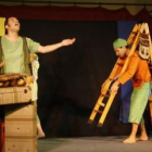 Arriba, el teatro infantil del viernes, abajo, la exposición de ramos