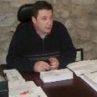El alcalde de Cármenes, Gonzalo González, en su despacho municipal en una imagen de archivo