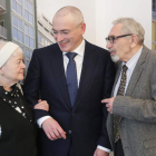 Jodorkovski posa entre sus padres tras una conferencia de prensa en Berlín.
