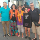 Horacio Monteserín, otra voluntaria, Ana Rodríguez, Marietta Guerrero y Ricardo Valderrama ayer en Barcelona. DL