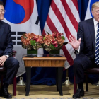 Moon Jae-in escucha a Trump durante una declaración del presidente de EEUU a la prensa, en el Palace Hotel, en Nueva York, el 21 de septiembre