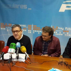 Adolfo Canedo, ayer en la sede del PP con sus ediles a la hora de desvelar la sentencia de TC. DL