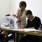 Sara Miranda, en el momento de votar; esta vez sí pudo acercarse a la mesa donde estaba la urna.