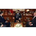 Pedro Sánchez y el rey Mohamed VI de Marruecos durante el encuentro mantenido en el Palacio Real de Rabat. BALLESTEROS