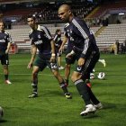 Los futbolistas del Madrid calientan con el estadio vacío poco antes de la suspensión del partido.