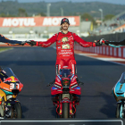 Masiá (Moto3), Bagnaia (MotoGP) y Acosta (Moto2), los tres triunfadores del Mundial 2023. ALIÑO