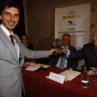 Marco Romero recibe el premio de manos de Fabián Estapé ante Aller y García de Celis.