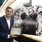 Manuel Ramos Guallart con su fotografía premiada al fondo.