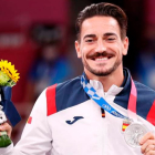 Damián Quintero celebra en el podio y con su medalla de plata el éxito alcanzado en los Juegos. AMID