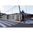 Imagen exterior de la finca urbana, rodeada de bloques de hormigón, que la Diputación subasta por 950.000 euros; está al lado del futuro centro de salud del Ejido. RAMIRO