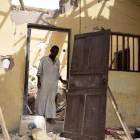 Un hombre inspecciona una casa derribada por Boko Haram en Maiduguri, Nigeria.