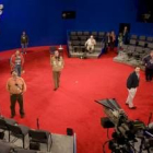 Varios técnicos preparan el escenario donde hoy tendrá lugar el segundo debate electoral