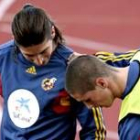 Sergio Ramos, a la izquierda, charla con Torres antes de la sesión