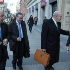 Los presidentes de Caja Duero y Caja Burgos, durante una reciente visita a la Ceca.
