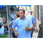 Juan Muñoz, al frente de su puesto de frutas y verduras.