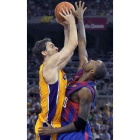 Terence Morris trata de taponar el lanzamiento de Gasol.