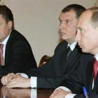 Vladimir Putin junto al viceprimer ministro ruso, Igor Sechin, y al jefe de Gazprom Alexéi Miller