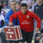 Un sanitario corre con el maletín que la Liga ha dado a los clubes de Primera y Segunda.
