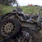 Soldados libaneses inspeccionan el lugar donde explotó la bomba