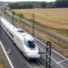 Un tren AVE a su paso por la provincia de León. ACACIO DÍAZ
