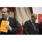 Juan Vicente Herrera, con un ejemplar del Manual de la Nueva Gramática de la Lengua Española, durant