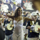 Una bailarina con los integrantes de la percusión del grupo de batería "Ritimao"
