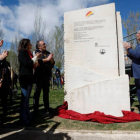 Momento de la inauguración del monumento a los fusilados en La Candamia. FERNANDO OTERO