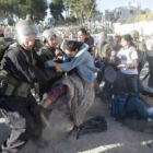 Soldados israelíes proceden a la evacuación de una vivienda ocupada por colonos judíos en Hebrón