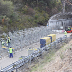 Los trabajadores de la UTE Imesapi-Collosa, ayer desplegando el armazón metálico junto a las pérgolas del túnel de la N-120.