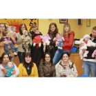Las mamás y un papá con los retoños que se han beneficiado de las ayudas municipales.