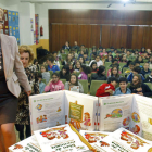 María Jesús Soto, ante su auditorio infantil ayer en el colegio San Claudio.