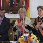 Natividad Cordero, entre el alcalde y María Victoria Álvarez, su antecesora como águeda de honor