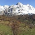 Vista panorámica de los Picos de Europa con las cumbres nevadas