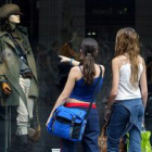 Unas mujeres miran un escaparate de una tienda de ropa femenina, en Barcelona.