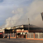 Labores de extinción en la nave de Pinillos de Polendos, a última hora de la tarde.