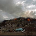 Los incendios en el vertedero de Modino son una practica habitual desde hace años