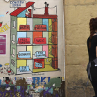 Un cartel denuncia las consecuencias sobre los vecinos de los pisos turísticos. JAVIER ETXEZARRETA