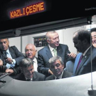 Erdogan (de pie, en el centro) escucha con otros dirigentes las explicaciones de un conductor del metro, ayer.