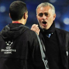 Mourinho se encara con el cuarto árbitro.