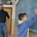 Un profesor de gallego observa los avances de uno de sus alumnos