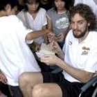 Gasol firmando ayer autógrafos a los aficionados japoneses sentado en una silla de ruedas