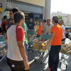 Sindicalistas salen del Mercadona en Écija (Sevilla).