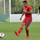 Raúl, con el filial del Numancia, a punto de lanzar un córner. HÉCTOR VALLEJO
