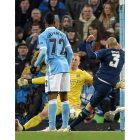 El portero del Manchester City Joe Hart ataja el balón de Pepe en la mejor ocasión del Real Madrid durante el encuentro. PETER POWELL