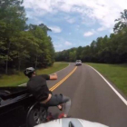 El vídeo muestra el momento del impacto del coche contra la bicicleta.